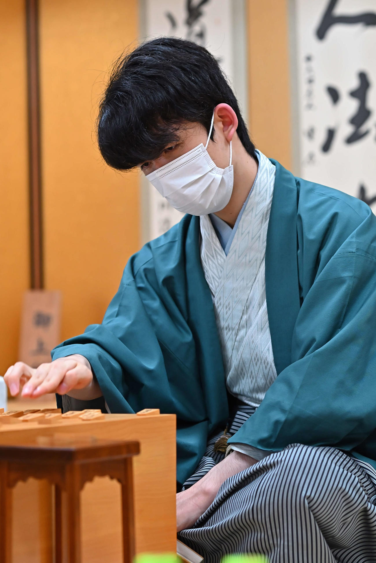 終局後、感想戦を行う藤井聡太王位（日本将棋連盟提供）