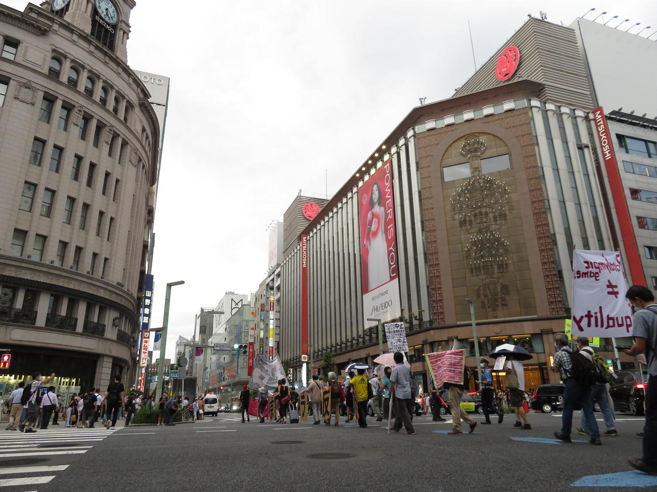 銀座の和光と三越前をパラリンピック開催に反対するデモ隊が行進した＝21日午後5時20分すぎ
