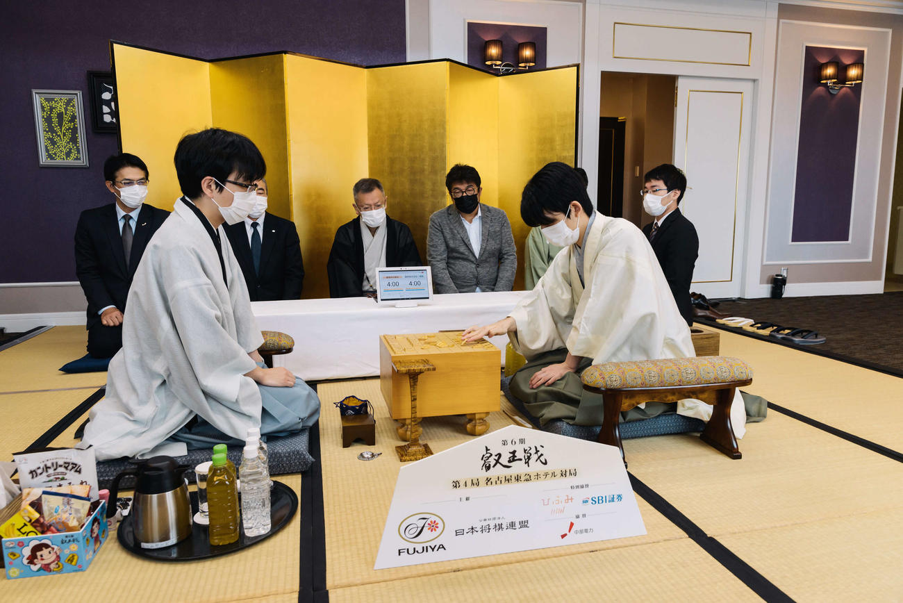叡王戦5番勝負第4局に臨んだ藤井聡太2冠（右）、豊島将之叡王（日本将棋連盟提供）