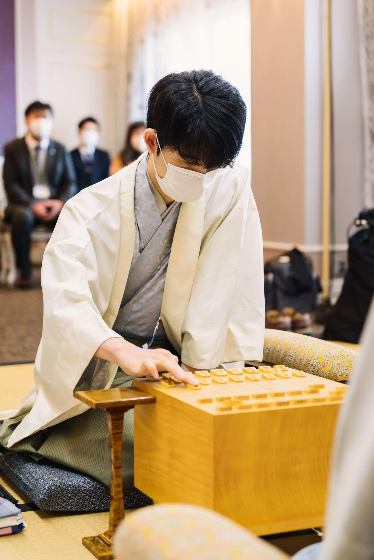 叡王戦5番勝負第4局に臨んだ藤井聡太2冠（右）、豊島将之叡王（日本将棋連盟提供）