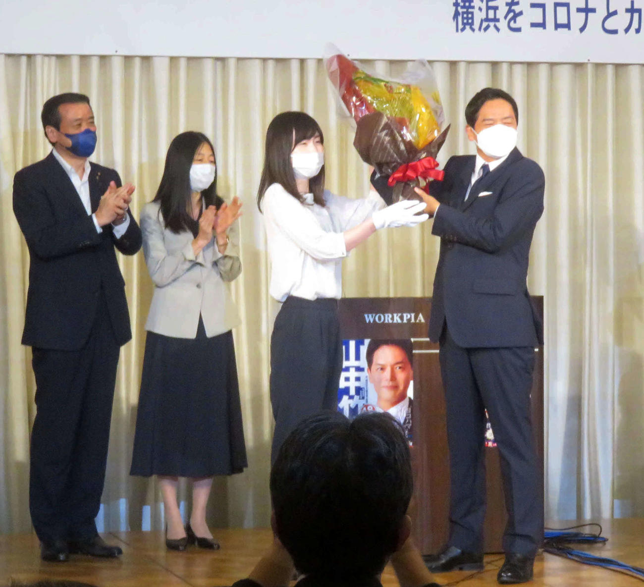 激戦の横浜市長選で初当選が確実となり、花束を受け取る山中竹春氏（右）（撮影・大上悟）