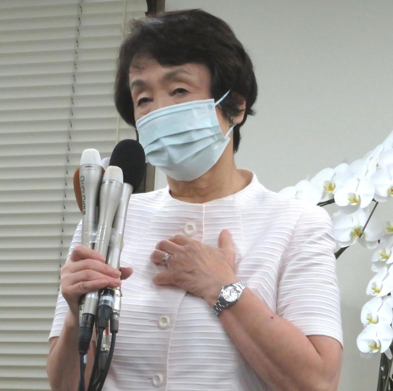 横浜市長選で敗戦の弁を述べる現職の林文子氏