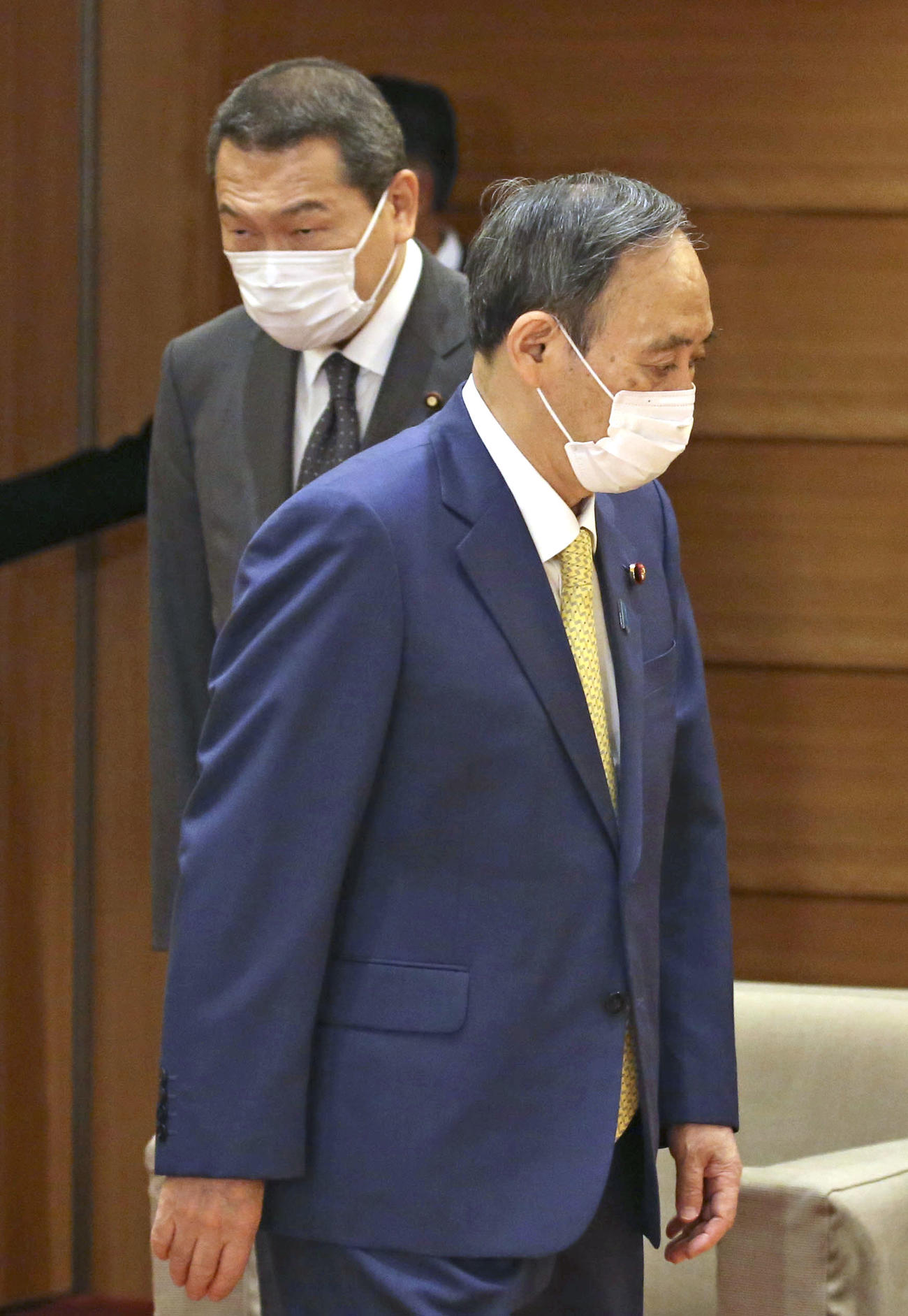 6月25日、閣議に臨む菅首相（手前）と国家公安委員長だった小此木八郎氏。この日、小此木氏は横浜市長選に立候補するため閣僚の辞表を提出した（共同）