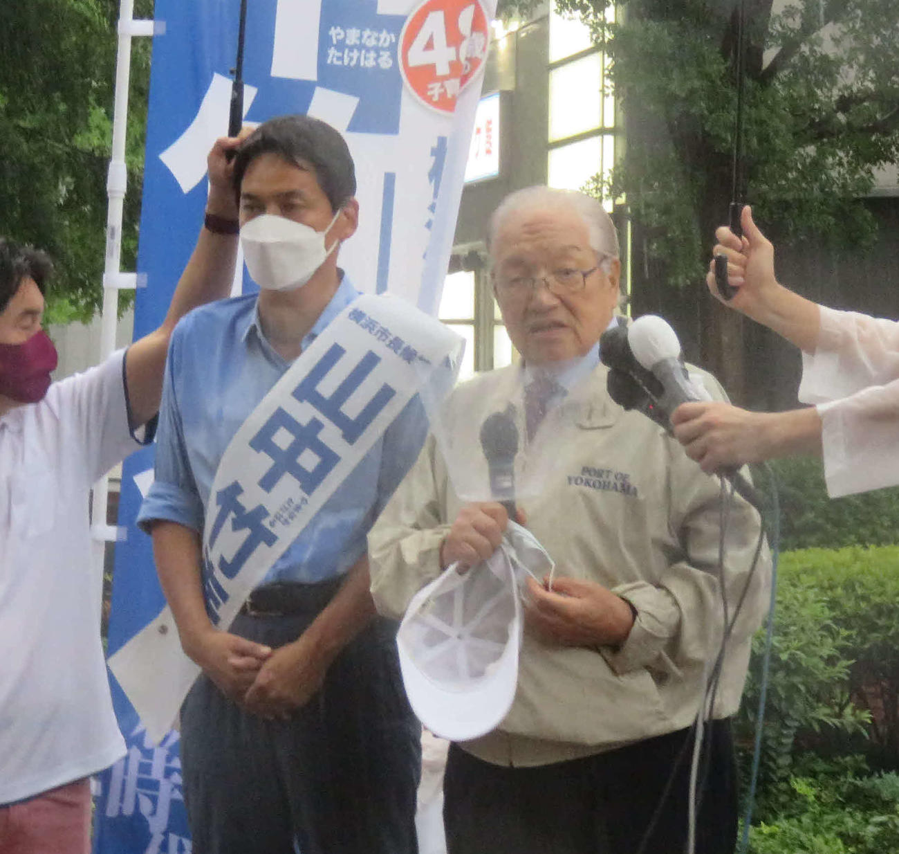 横浜市長選に立候補した山中竹春氏（左）の応援にハマのドン藤木幸夫氏が駆けつけた（2021年8月8日）