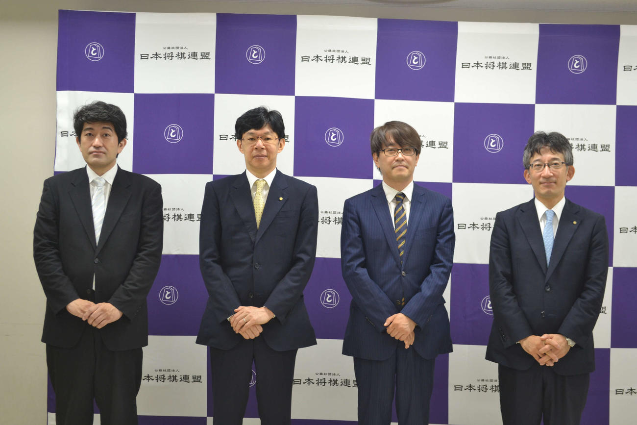 「創立100周年事業・東西将棋会館建設委員会」の発足式に出席した佐藤康光九段、羽生善治九段、谷川浩司九段、森内俊之九段（右から）