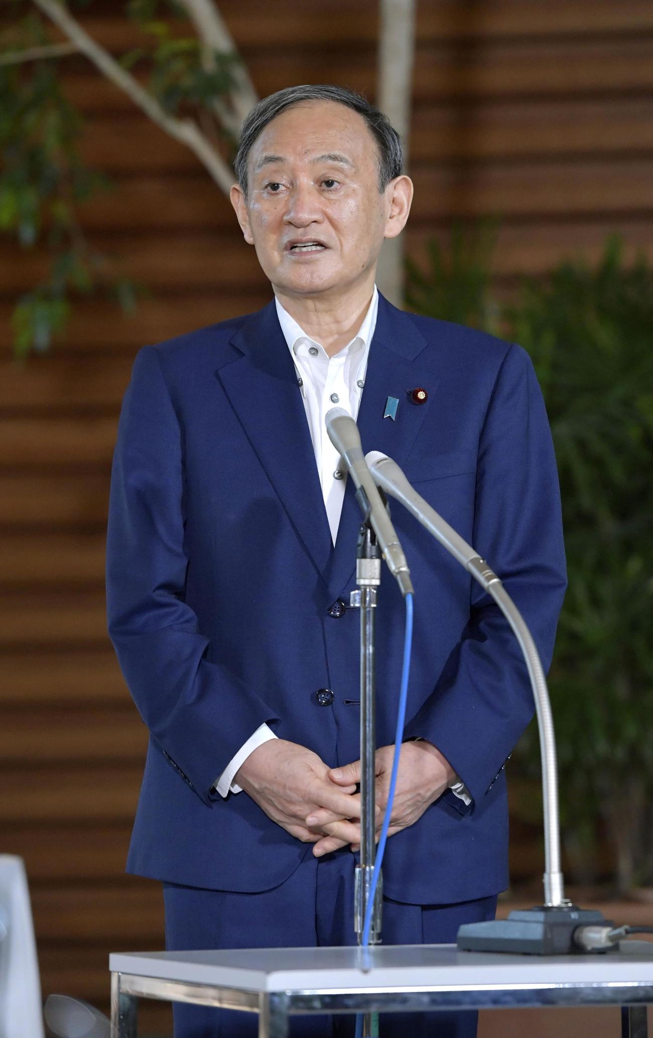横浜市長選の結果などについて、記者団の質問に答える菅首相（共同）