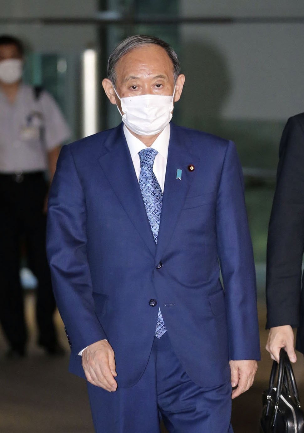 記者の質問に答えず、首相官邸を出る菅首相（共同）
