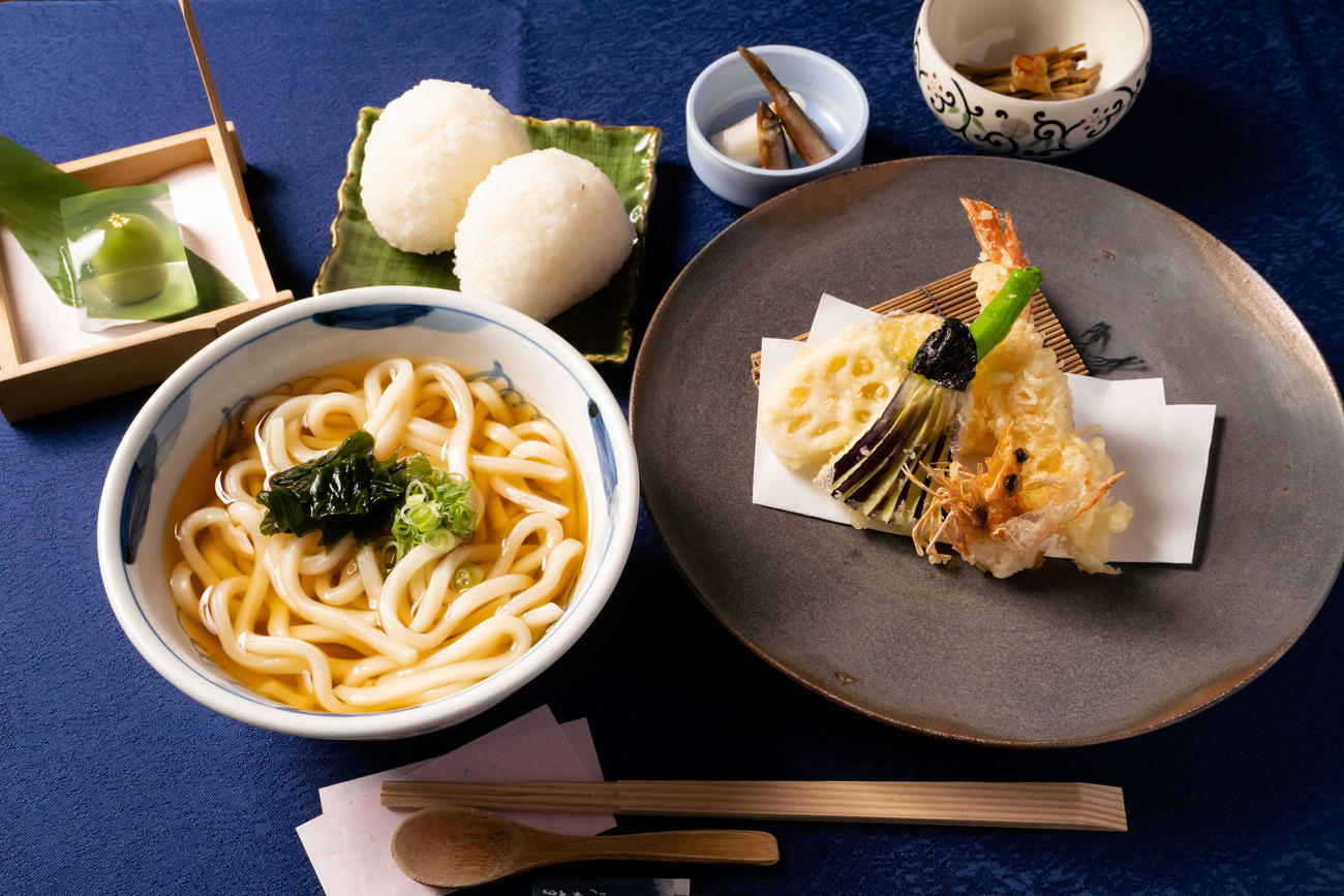 藤井聡太王位の初日の昼食は天ぷらうどん（日本将棋連盟提供）
