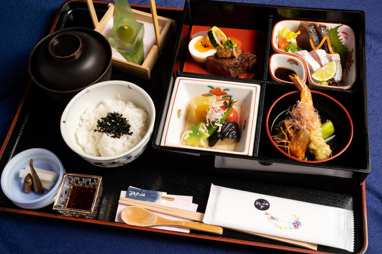 豊島将之竜王の初日の昼食は松花堂弁当（日本将棋連盟提供）