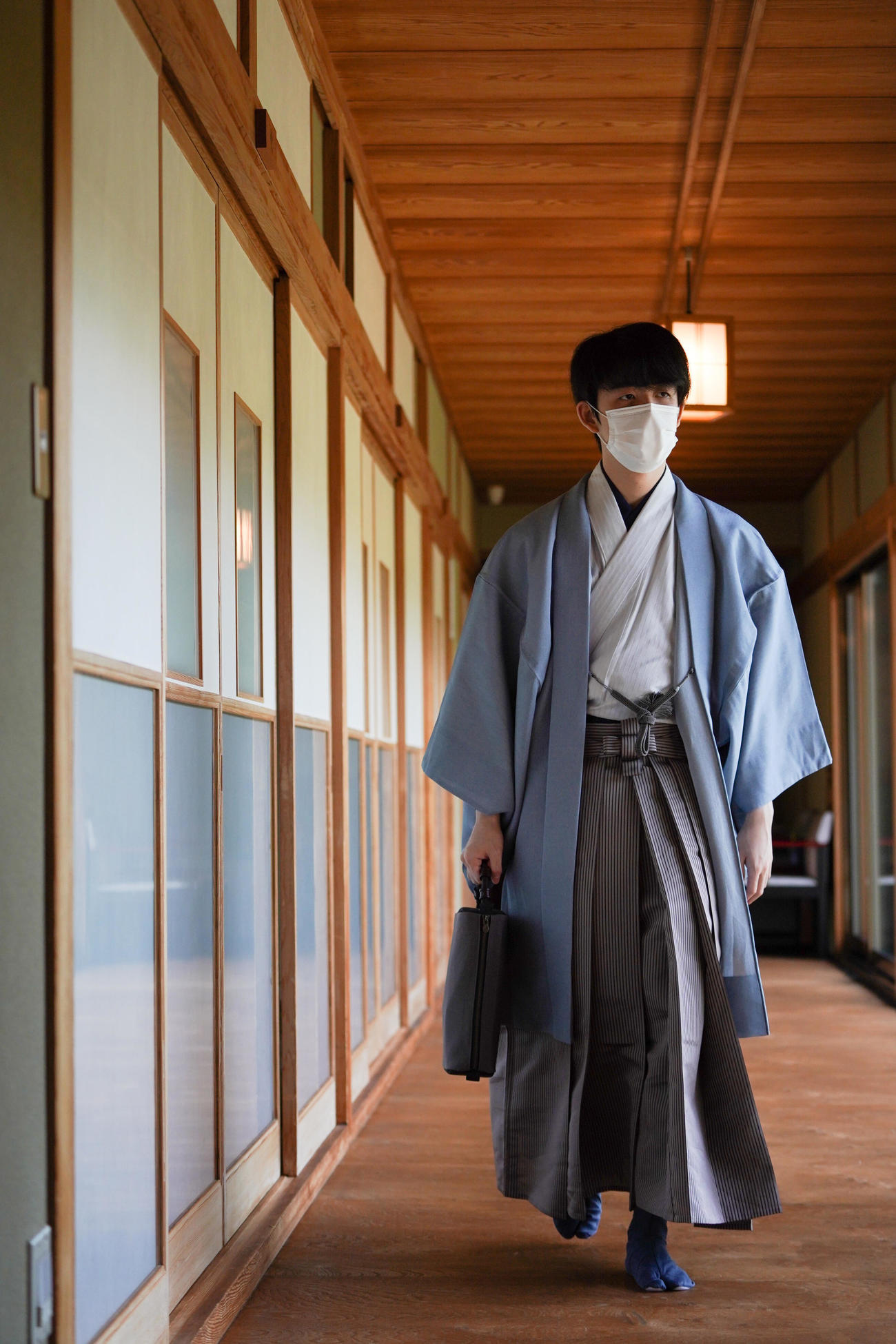 王位戦7番勝負第5局2日目に臨んだ藤井聡太2冠（日本将棋連盟提供）