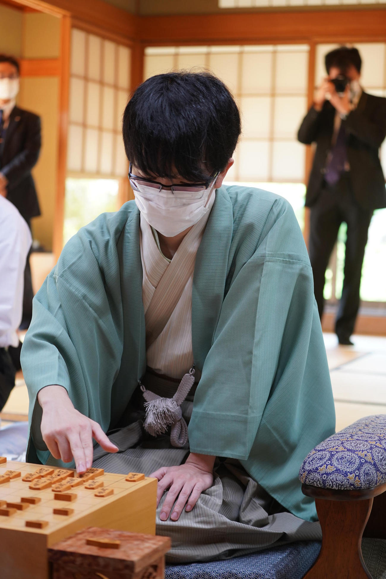 王位戦7番勝負第5局2日目に臨んだ豊島将之竜王（日本将棋連盟提供）