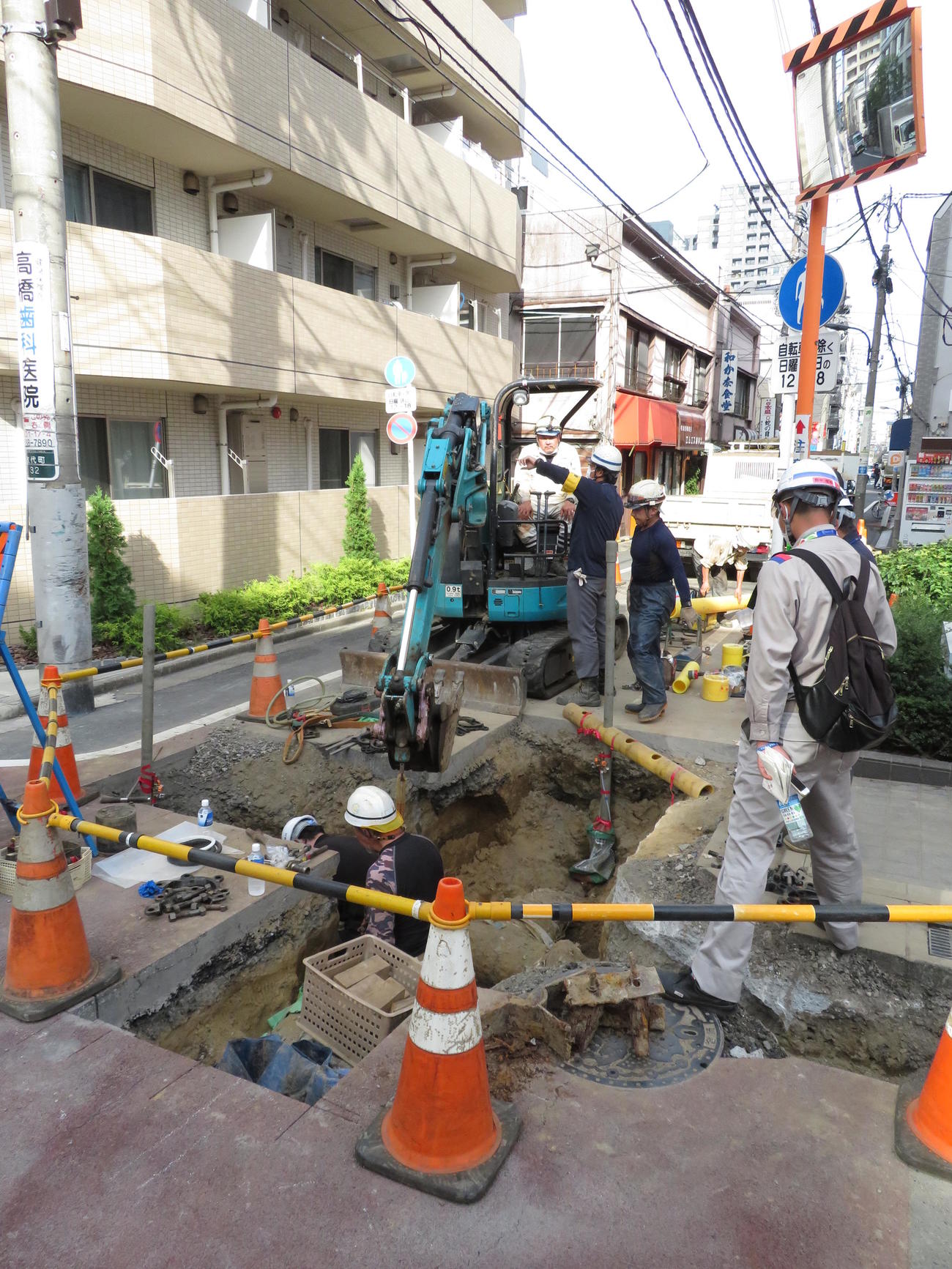 新宿区改代町では道路を掘りおこしてガス工事が進められていた＝25日午後3時ごろ