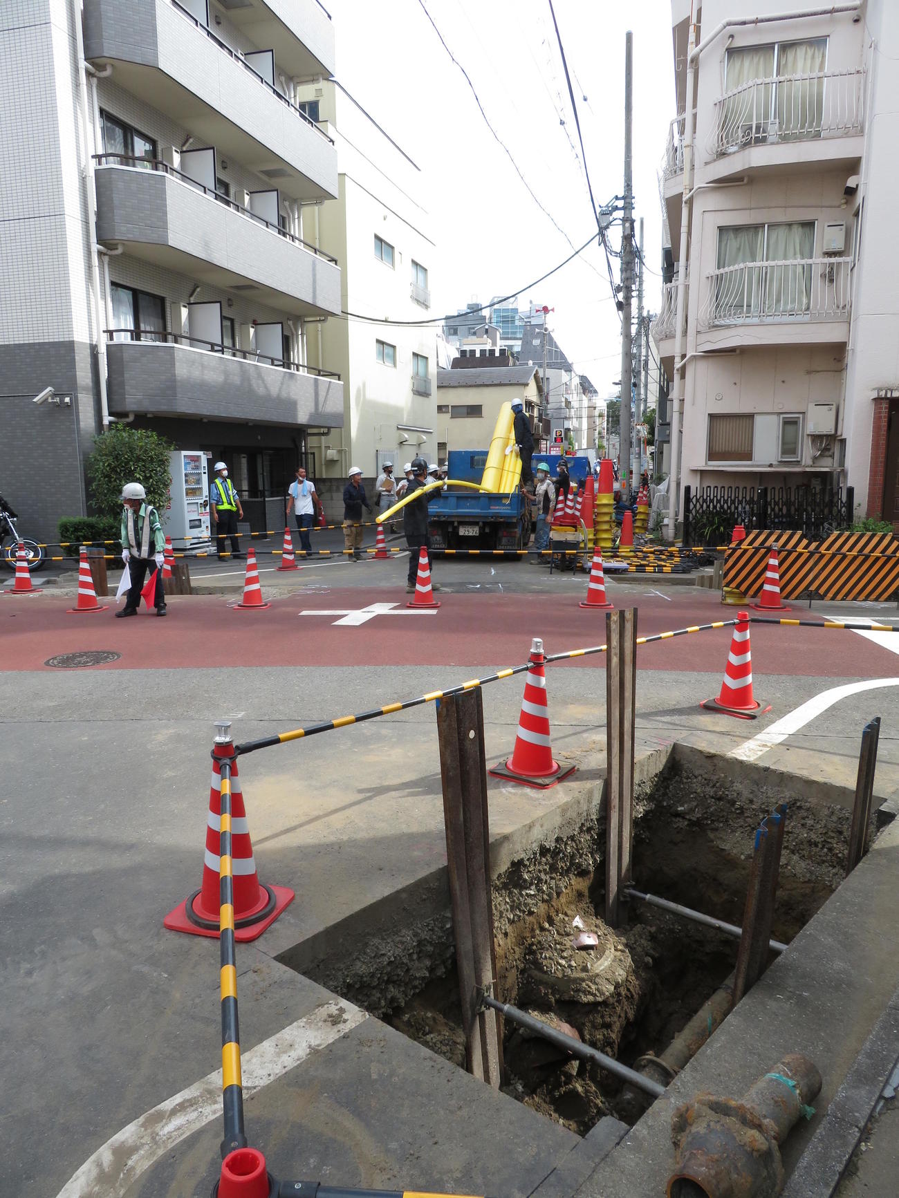 復旧の遅れている新宿区山吹町ではあちらこちらの道路でガス工事が行われていた