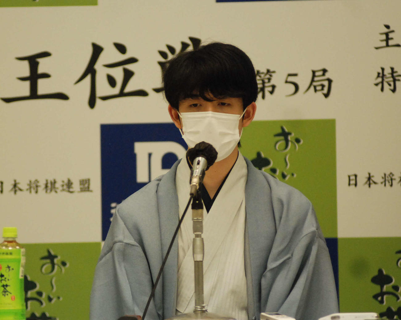 王位初防衛後、徳島市内で会見を行った藤井聡太王位（撮影・松浦隆司）