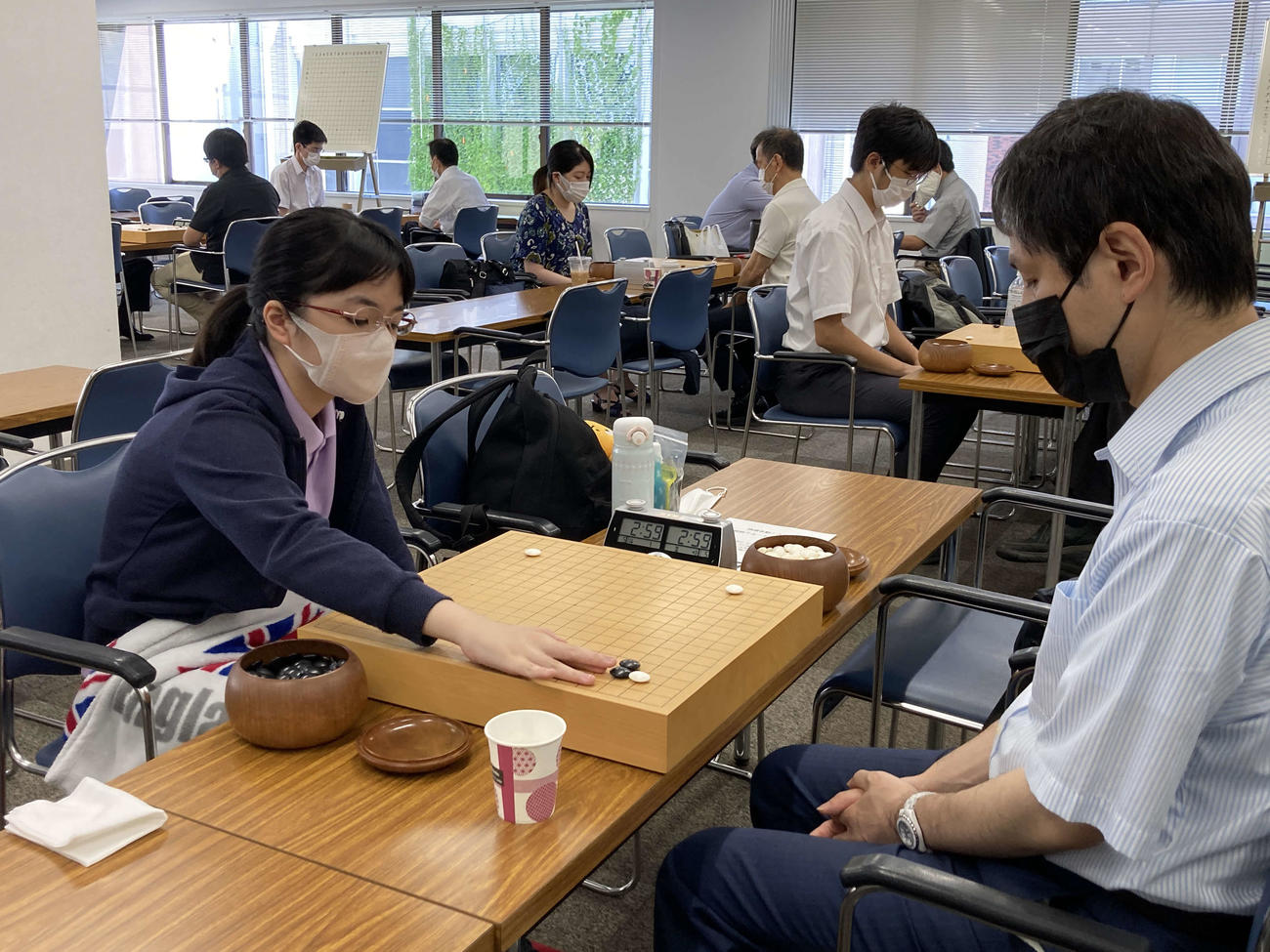 天元戦予選Cで井口豊秀八段（右）に敗れた仲邑菫二段（左、日本棋院提供）