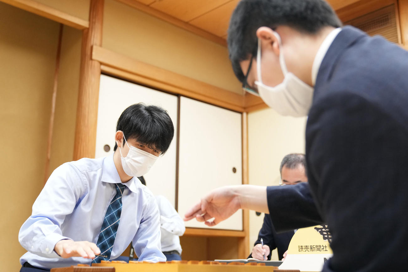 永瀬拓矢王座（右）に勝って竜王挑戦権を獲得し、感想戦で対局を振り返る藤井聡太2冠（代表撮影）