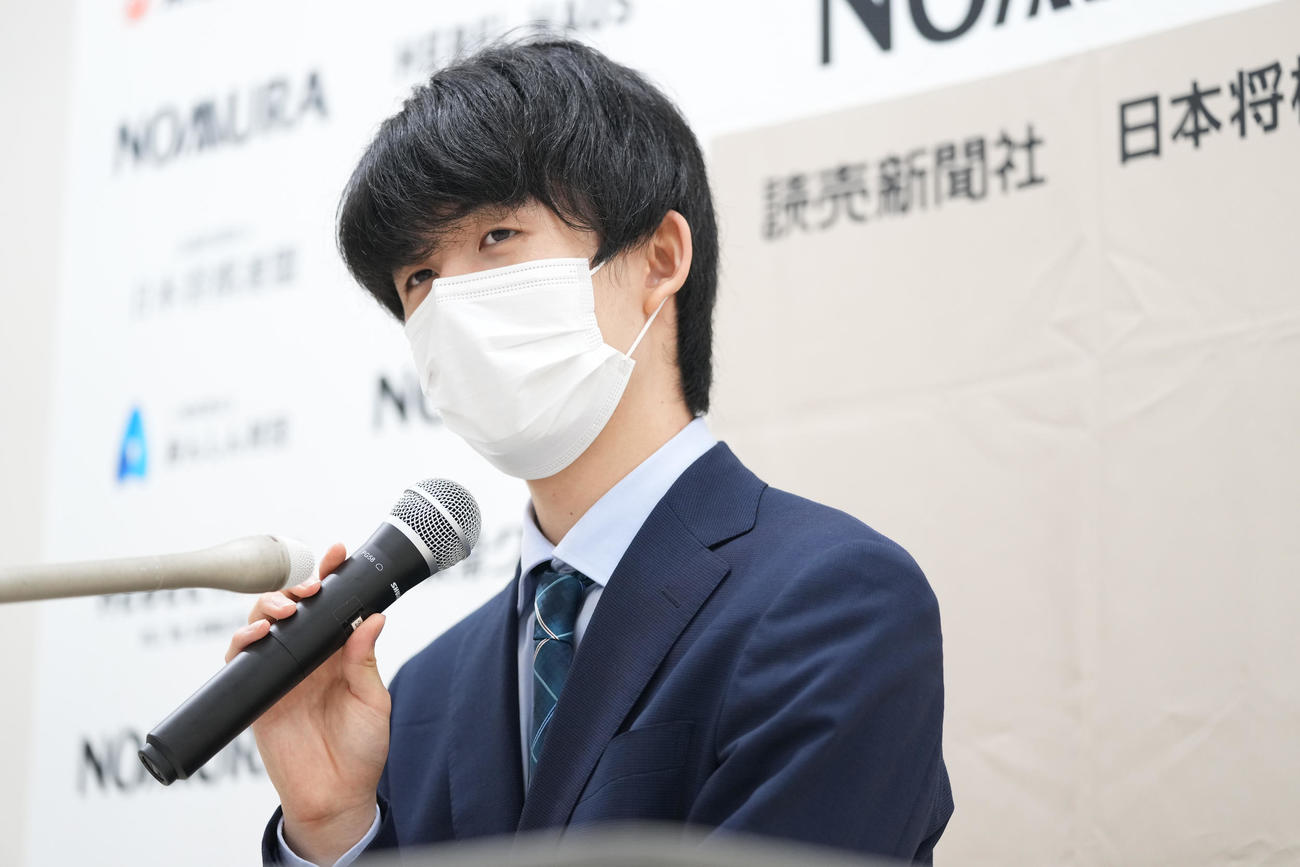 竜王戦挑戦権を獲得し、記者会見する藤井聡太2冠（代表撮影）