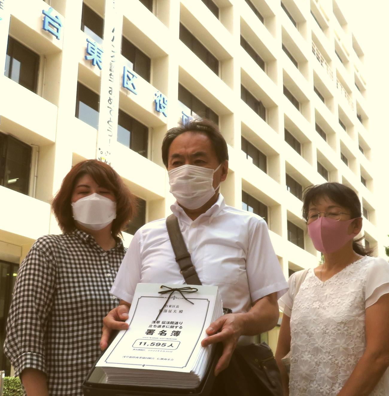 浅草伝法院通り商栄会の西林宏章会長（中央）と役員らが台東区役所に商店街存続に賛成する署名1万1595筆を提出した
