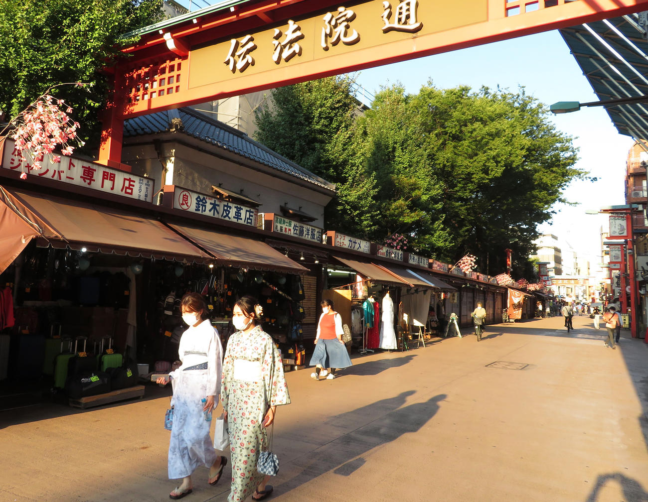 ゆかたの女性がそぞろ歩きする浅草・伝法院通り（撮影・寺沢卓）