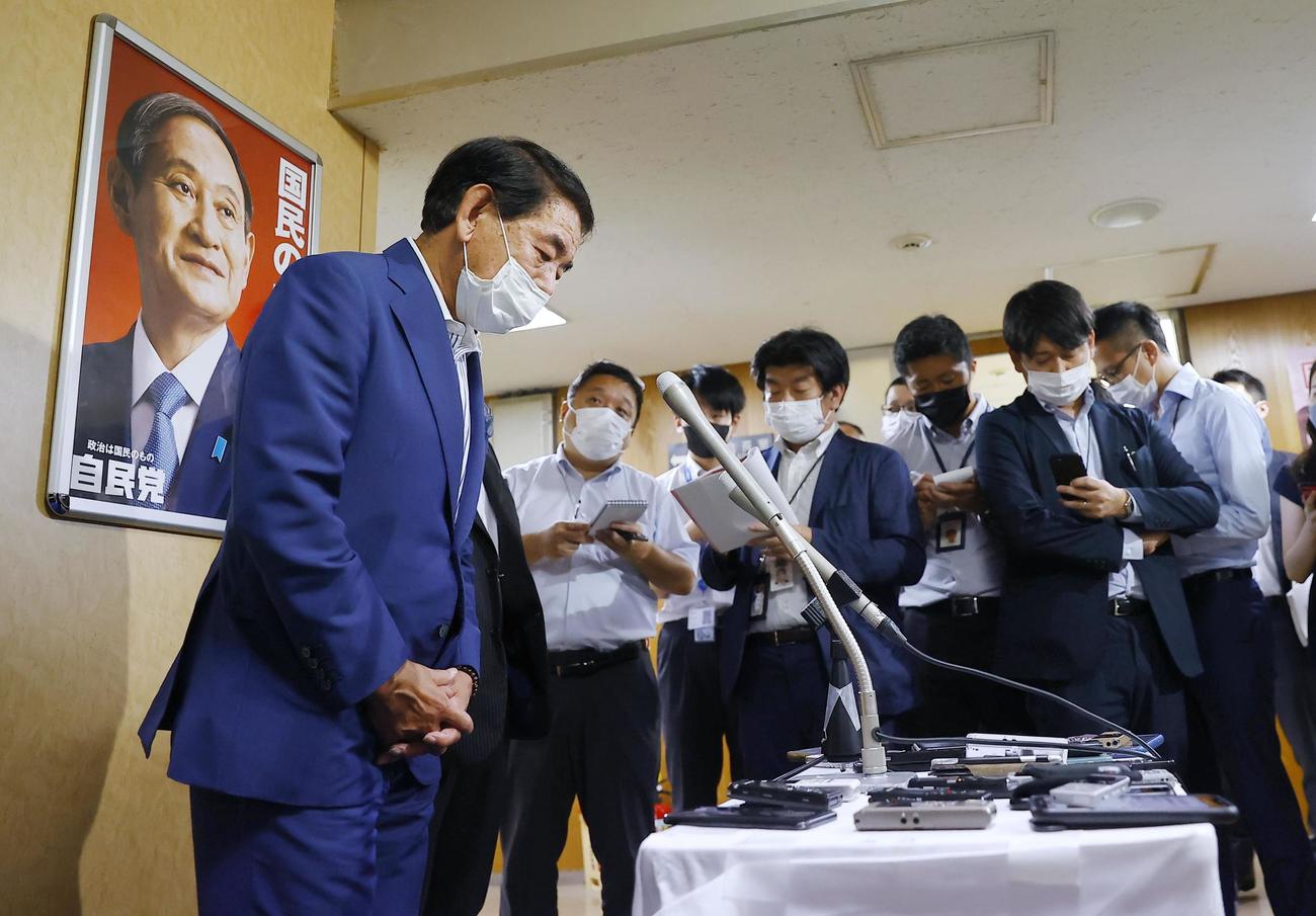 自民党本部で記者団の取材に応じる下村政調会長（共同）