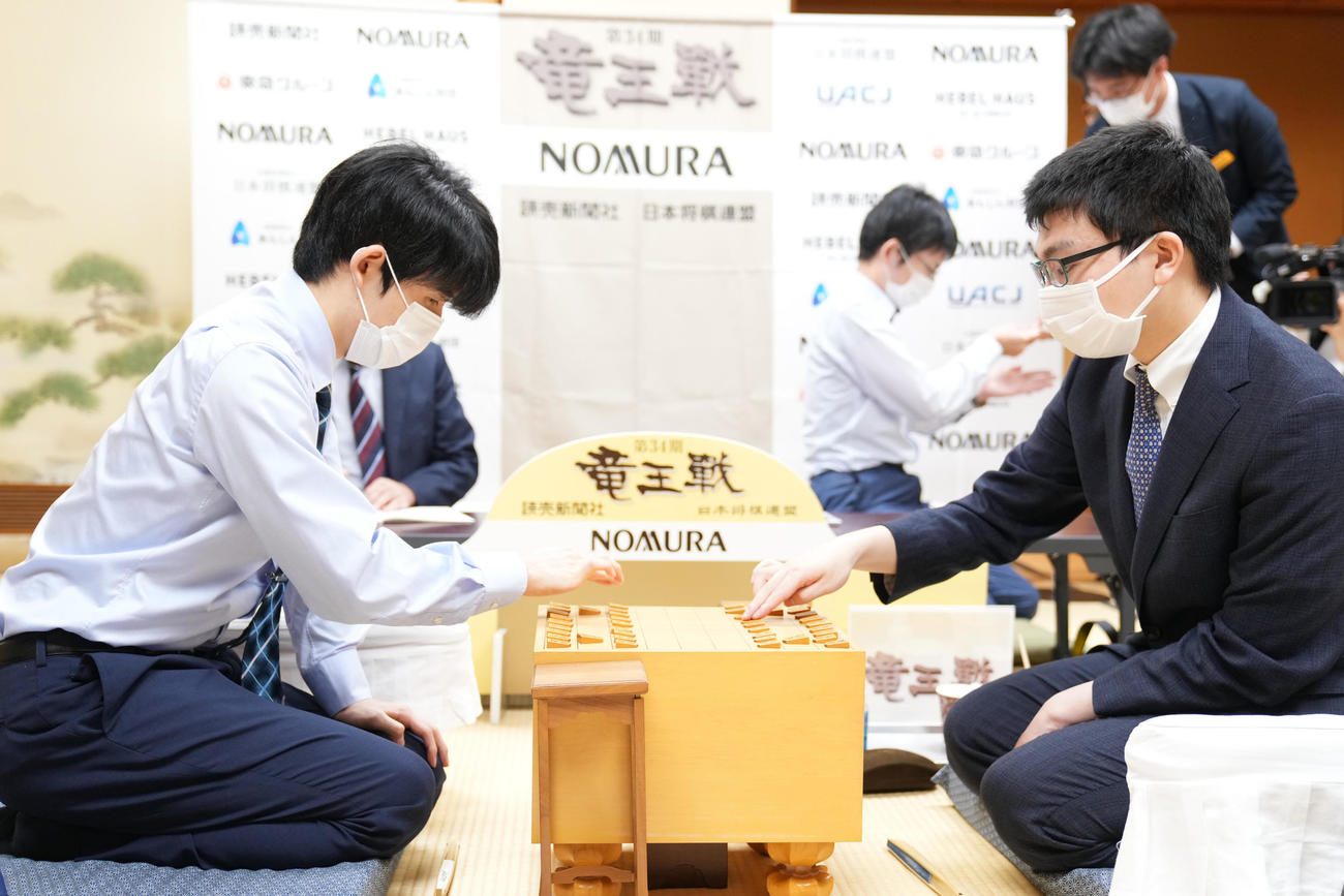 永瀬拓矢王座（右）に勝って竜王挑戦権を獲得し、感想戦で対局を振り返る藤井聡太2冠（代表撮影）