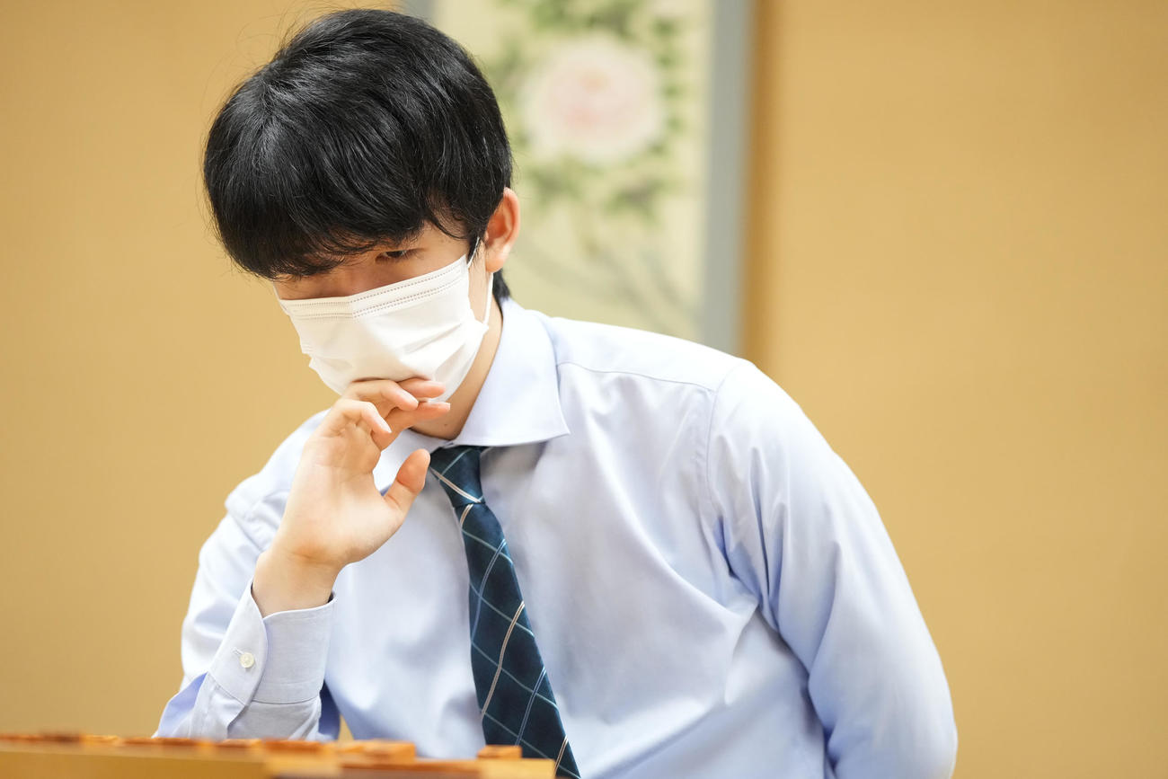永瀬拓矢王座に勝利しれ竜王挑戦権を獲得し、感想戦で対局を振り返る藤井聡太2冠（代表撮影）