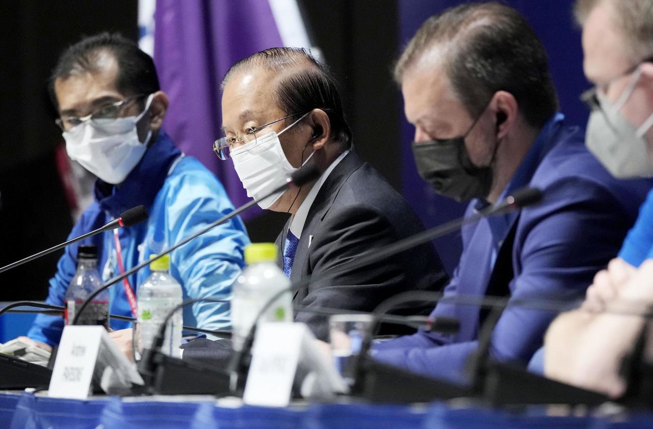 パラリンピックの中間総括記者会見をする大会組織委の武藤敏郎事務総長（中央左）とIPCのパーソンズ会長（同右）ら（共同）