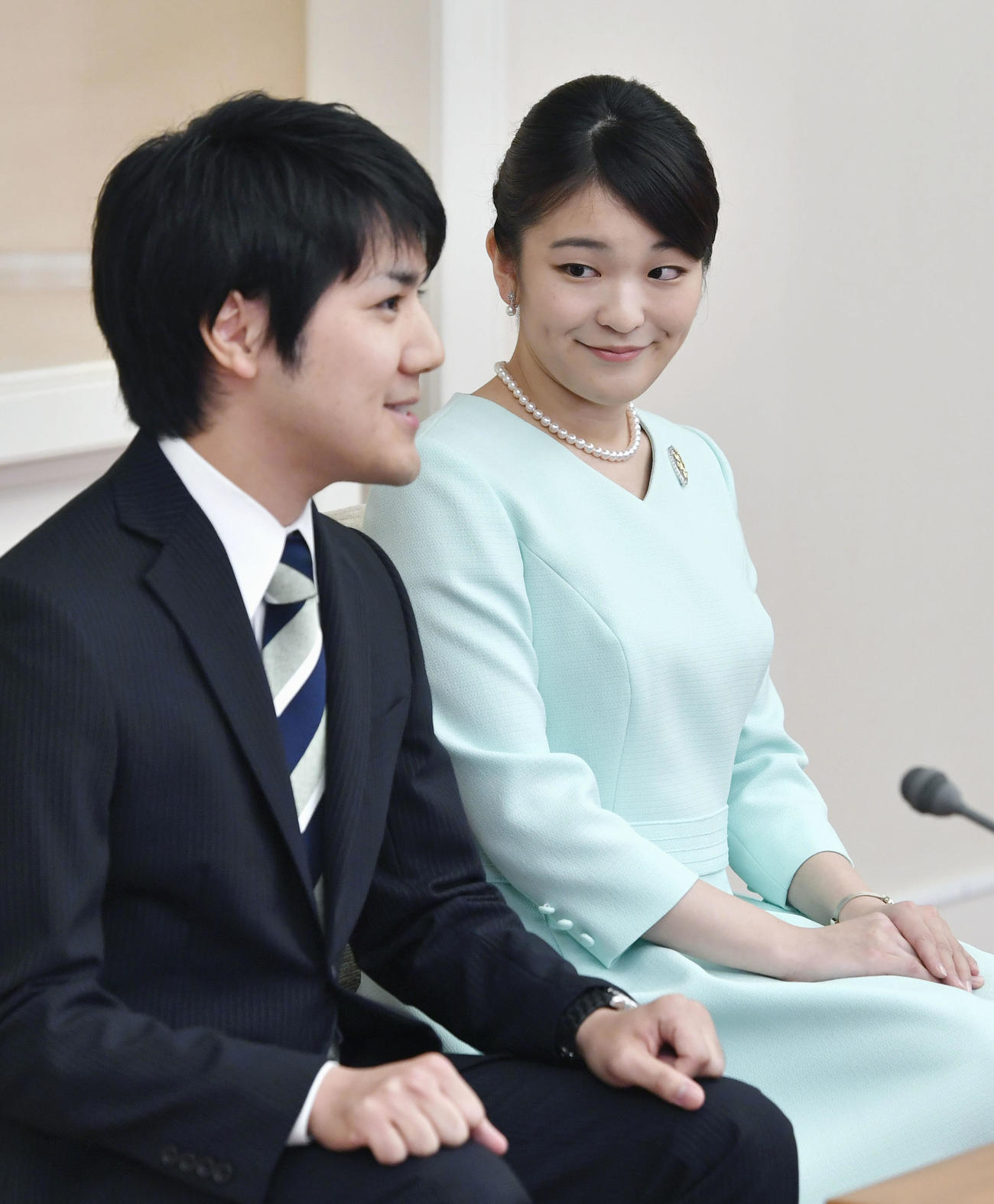 17年9月、婚約が内定し、記者会見される秋篠宮家の長女眞子さまと小室圭さん（共同）