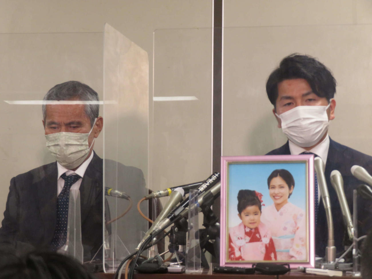 判決後、会見を開く松永拓也さん（右）と義父の上原義教さん（撮影・村上幸将）