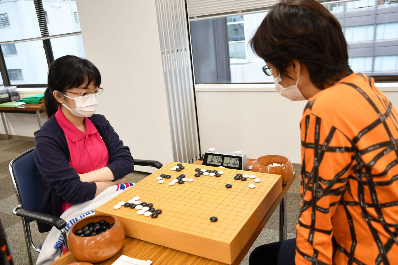 王座戦予選Cで小松英子四段（右）を下して、予選Bに進出した仲邑菫二段（左、日本棋院提供）