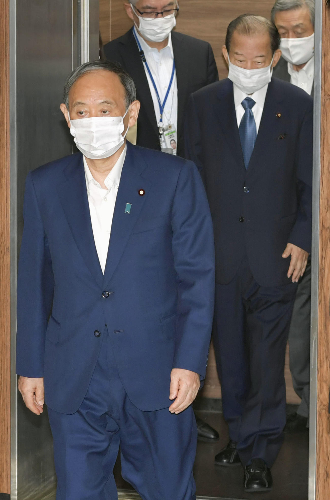 自民党の臨時役員会に臨む菅首相。後方は二階幹事長（共同）