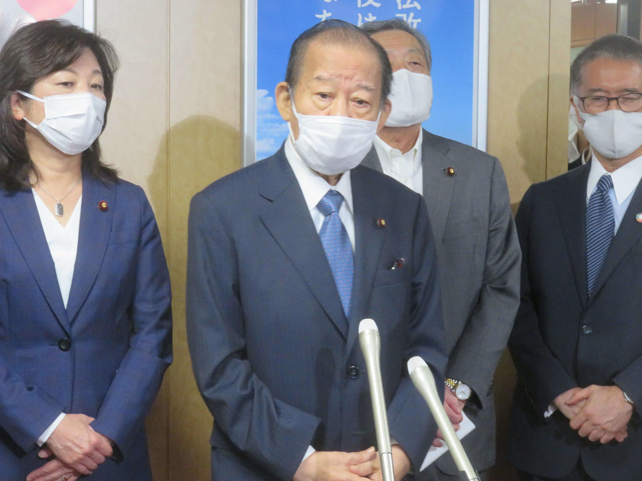 二階俊博幹事長は菅義偉首相の総裁不出馬を受け、党本部で会見を行った（撮影・大上悟）
