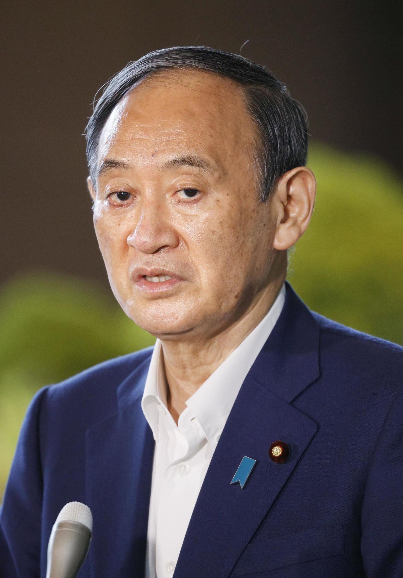 首相官邸で取材に応じる菅首相。自民党総裁選の不出馬を表明した（共同）