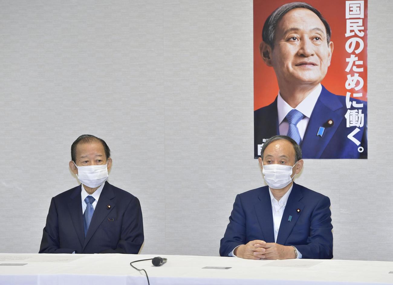 自民党本部で開かれた臨時役員会に臨む菅首相（右）と二階幹事長（共同）