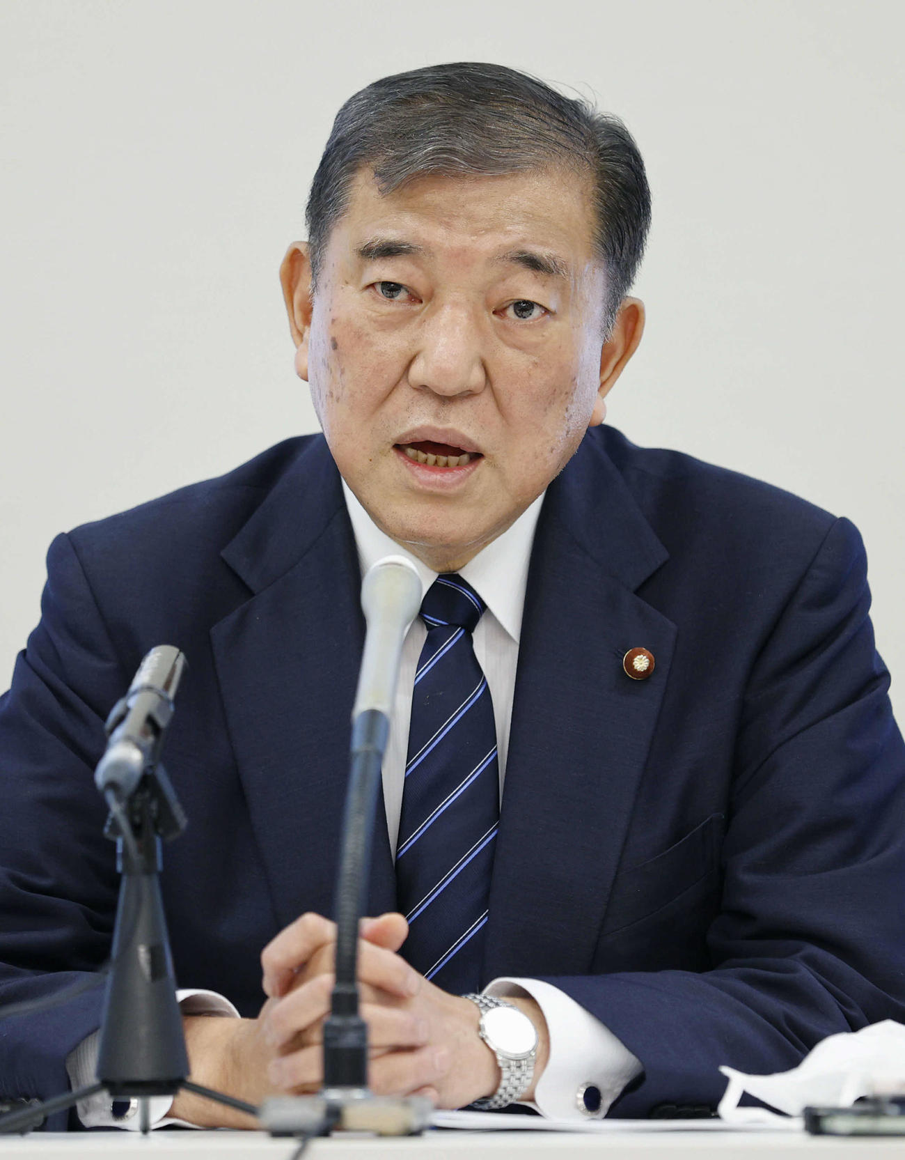 質問に答える石破元幹事長（共同）