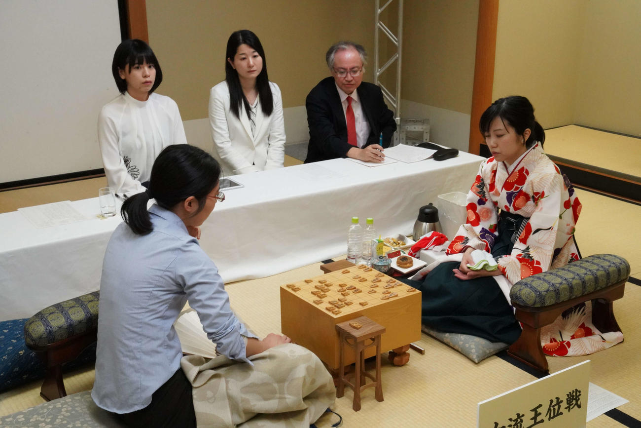第1期白玲戦で里見香奈女流4冠（左）を破り7番勝負進出を決めた渡部愛女流三段（右）（LPSA提供）
