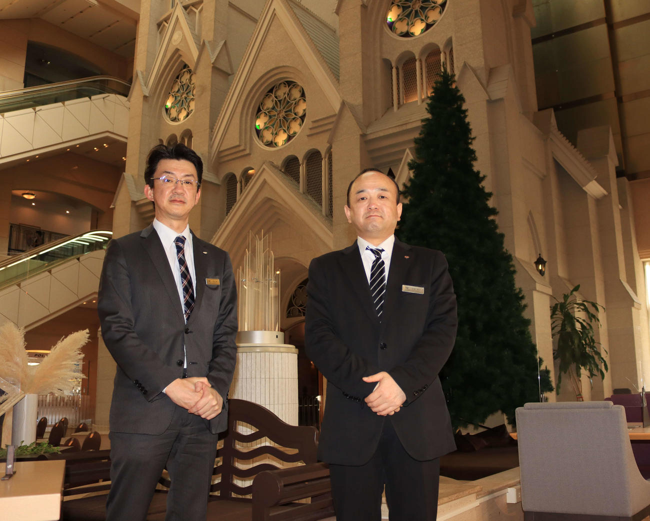 胆振東部地震発生時にサッカー男子日本代表が宿泊していた札幌市内のホテルの小原支配人（左）と高橋アシスタントマネジャー（撮影・保坂果那）