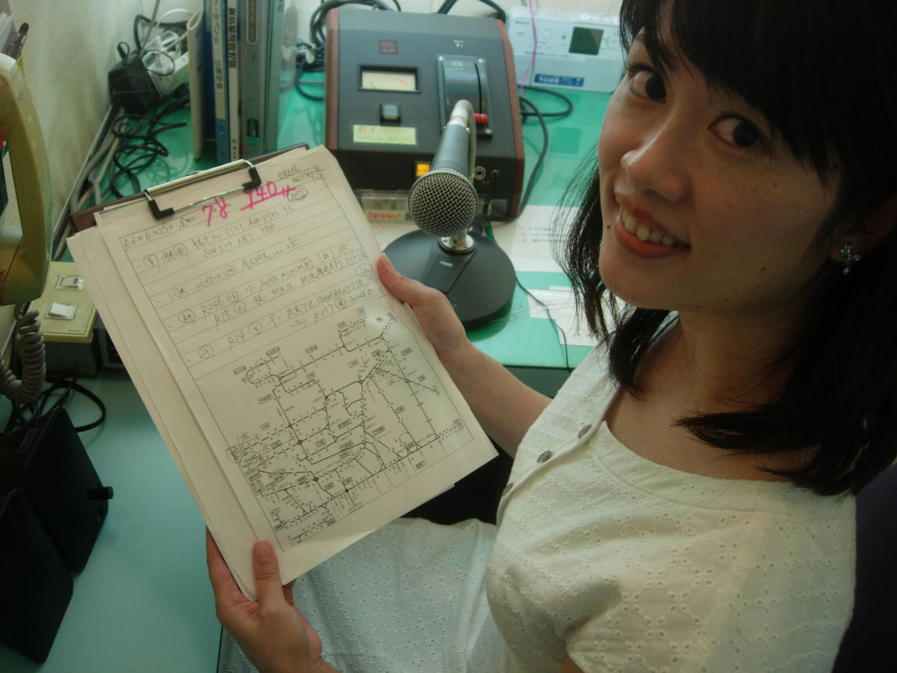 放送用の原稿を手に、J－WAVEの放送ブースに座るJARTIC九段センターの岩澤里恵さん
