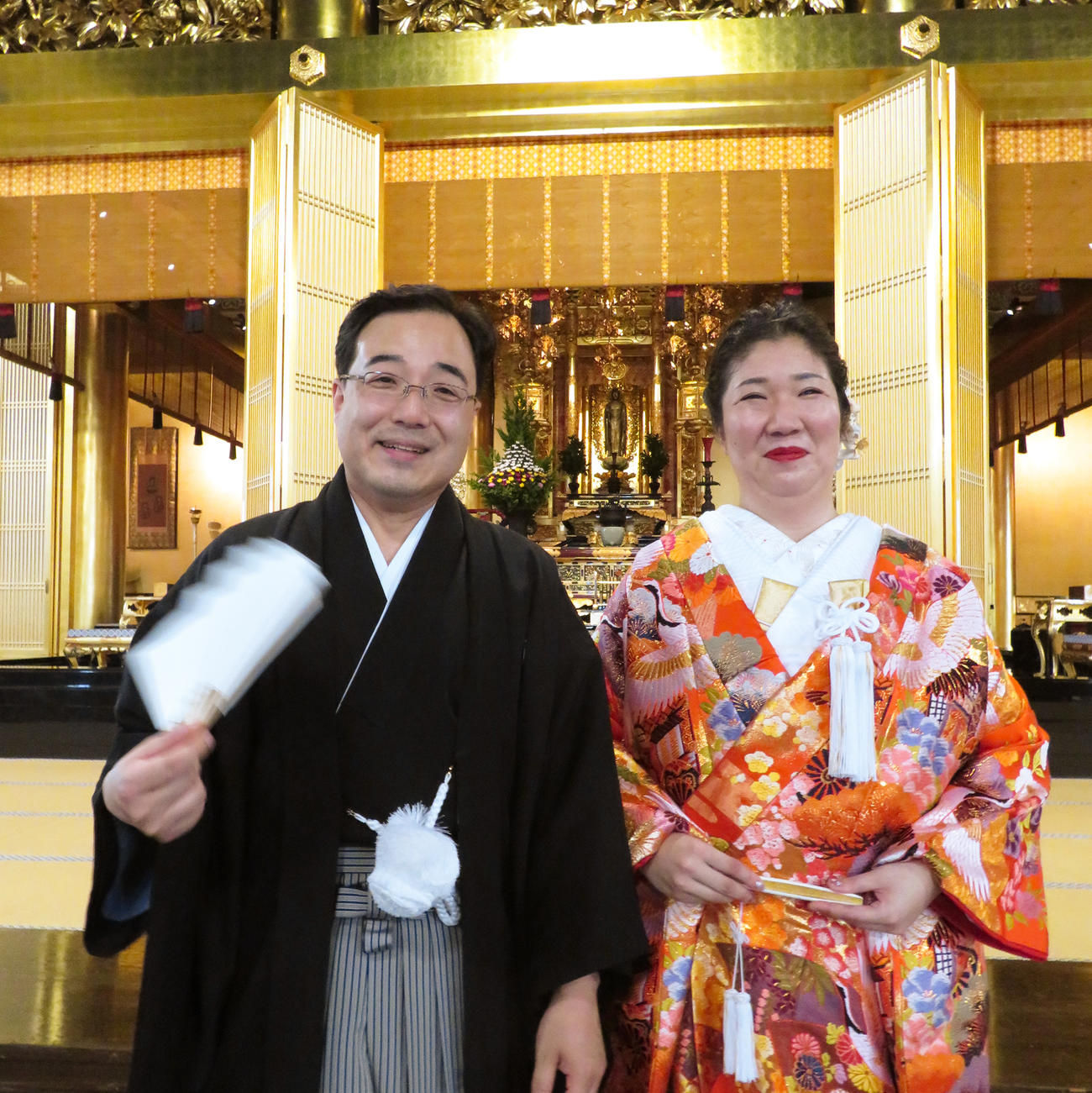 笑顔の新郎福島賢一郎さんと新婦菜津美さん