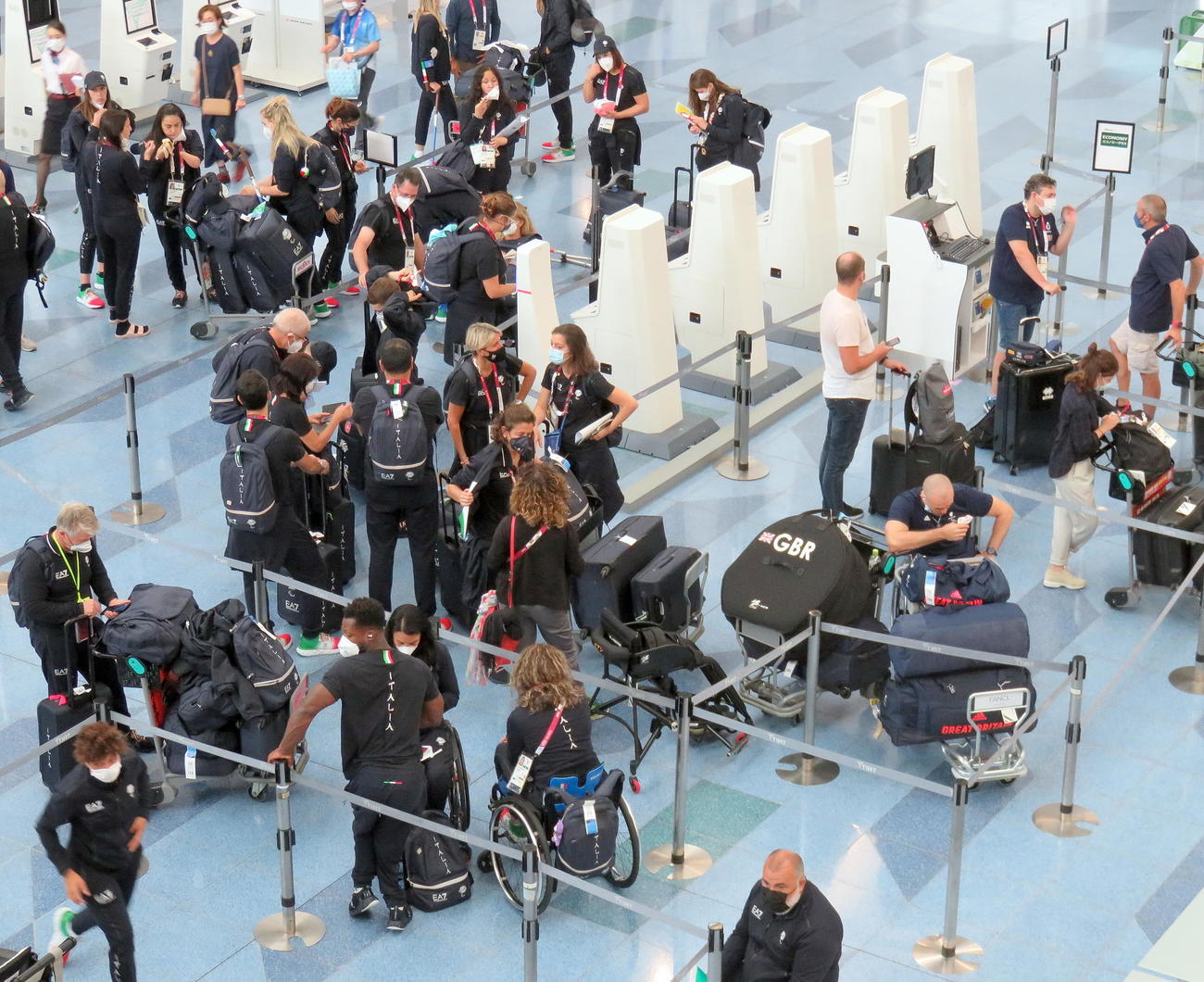 羽田空港で搭乗手続きを行うイタリアや英国の選手団