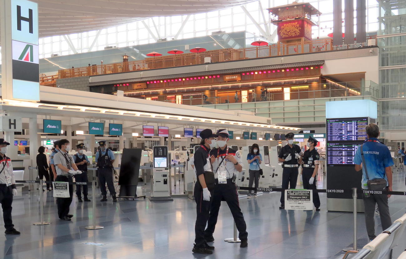 出発フロアへの入場を航空券保有者限定に制限するなど厳戒態勢の羽田空港