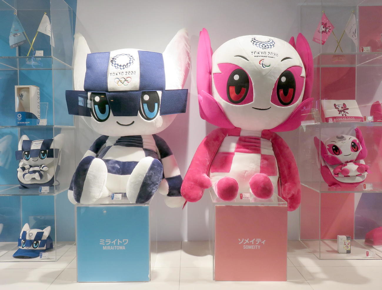 東京2020オフィシャルショップ羽田空港第1ターミナル店に飾られている大会マスコットキャラクター「ミライトワ」（左）と「ソメイティ」
