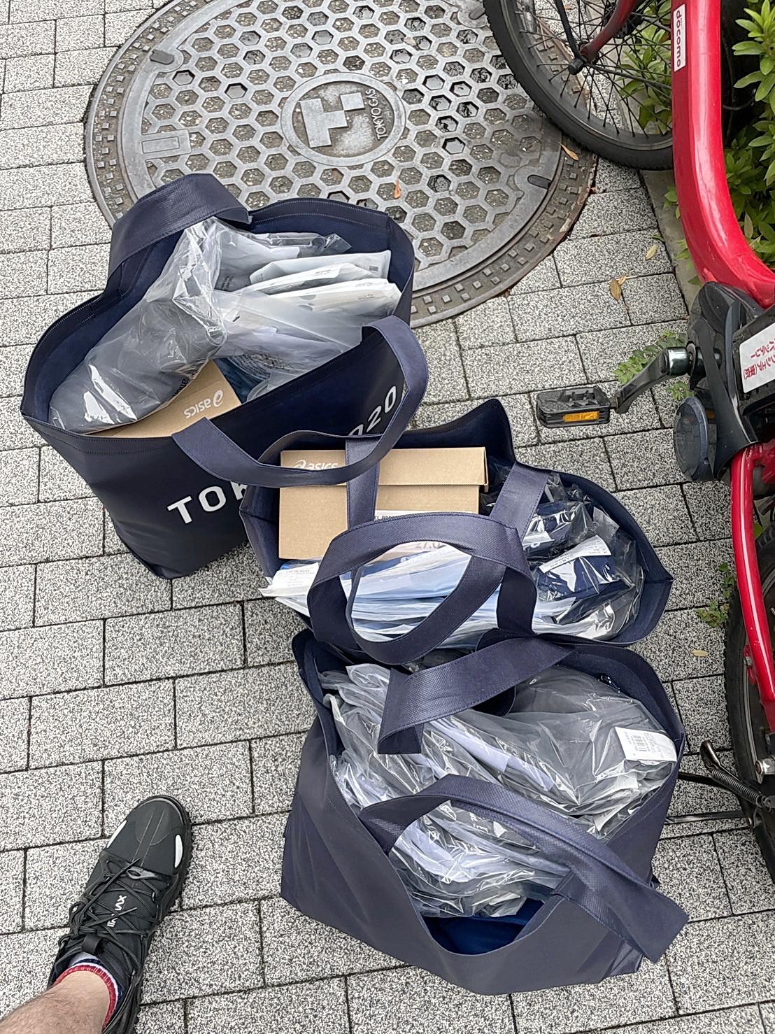 袋に詰めて持ちかえられたボランティアのユニホームや靴など