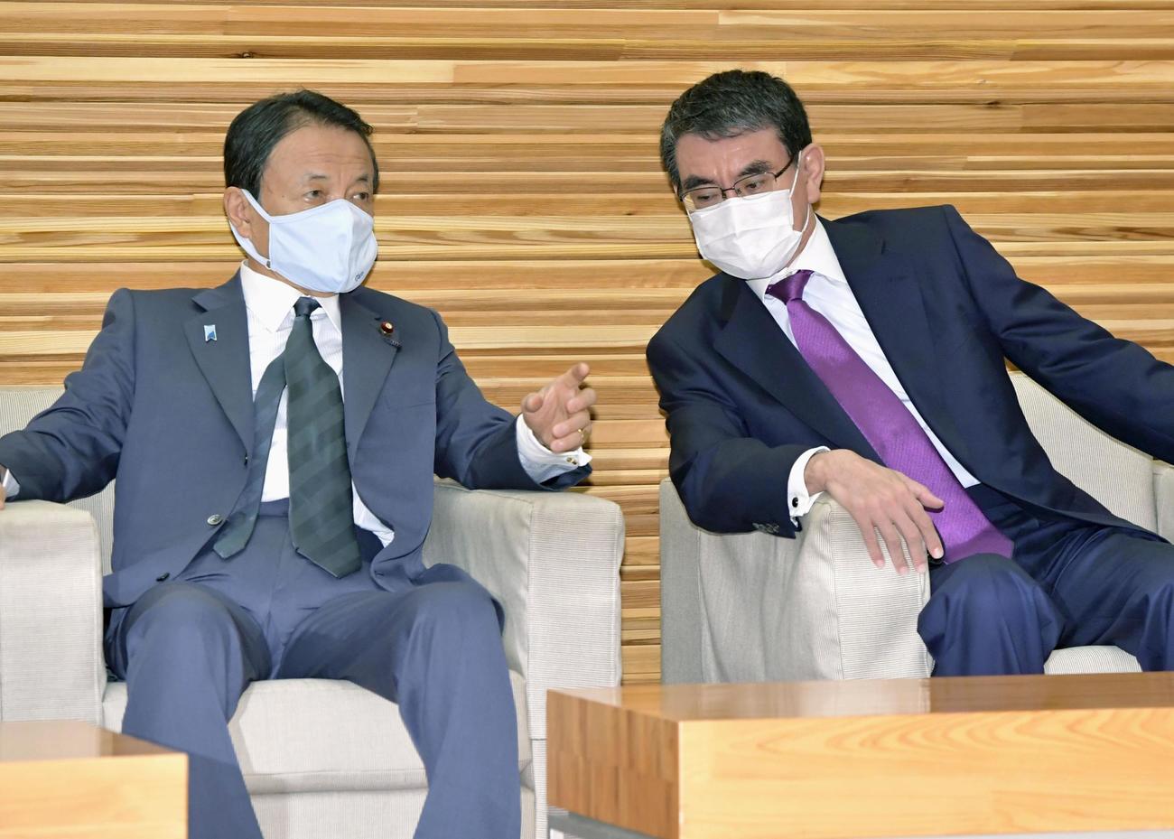 閣議に臨む麻生財務相（左）と河野行革相（共同）
