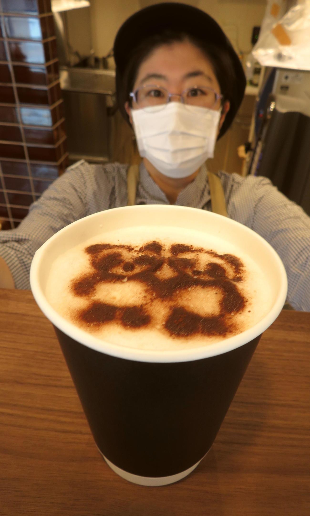 カップの表面にふたごパンダが描かれたカプチーノ。13日に上野アメ横でオープンするベーカリーカフェ「米よりパンだ！？」で販売される