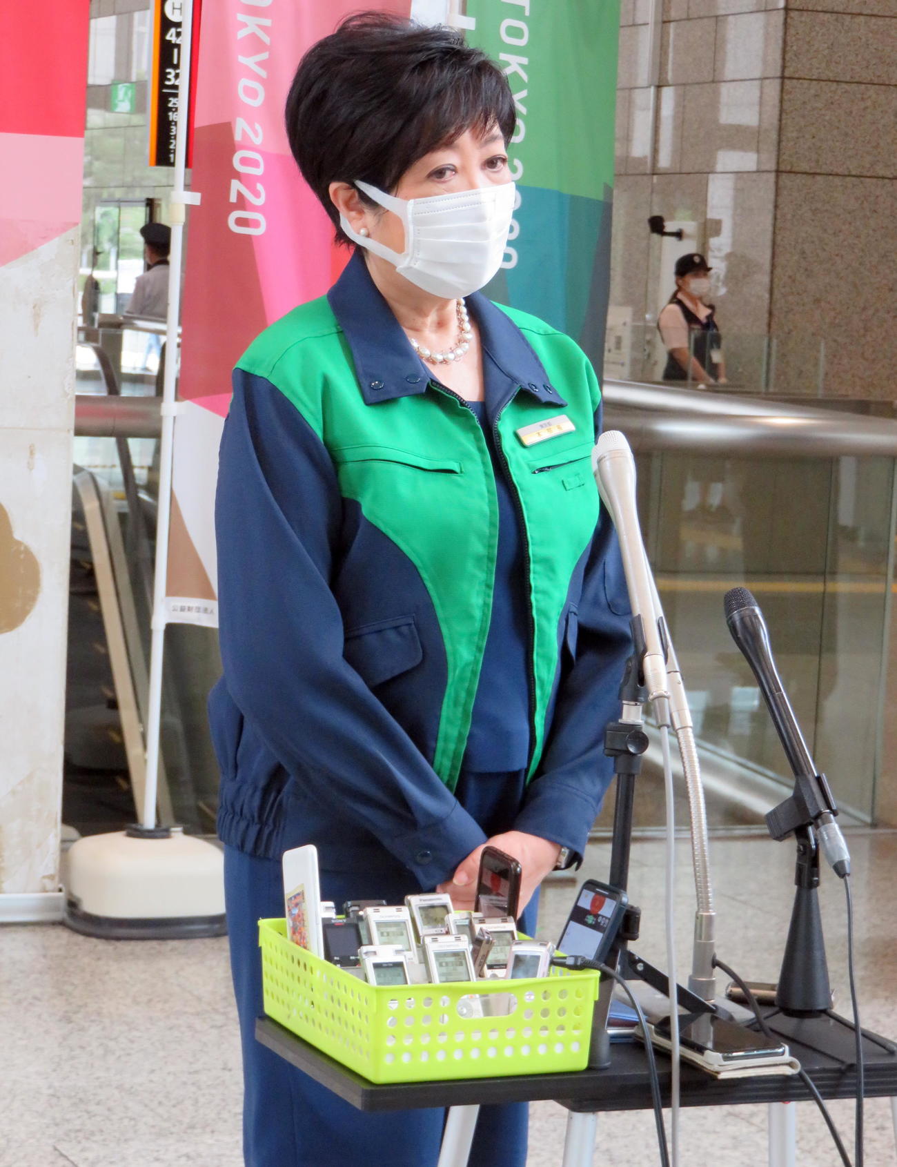 東京2020大会閉幕後、初登庁して取材に応じる小池百合子都知事（撮影・鎌田直秀）