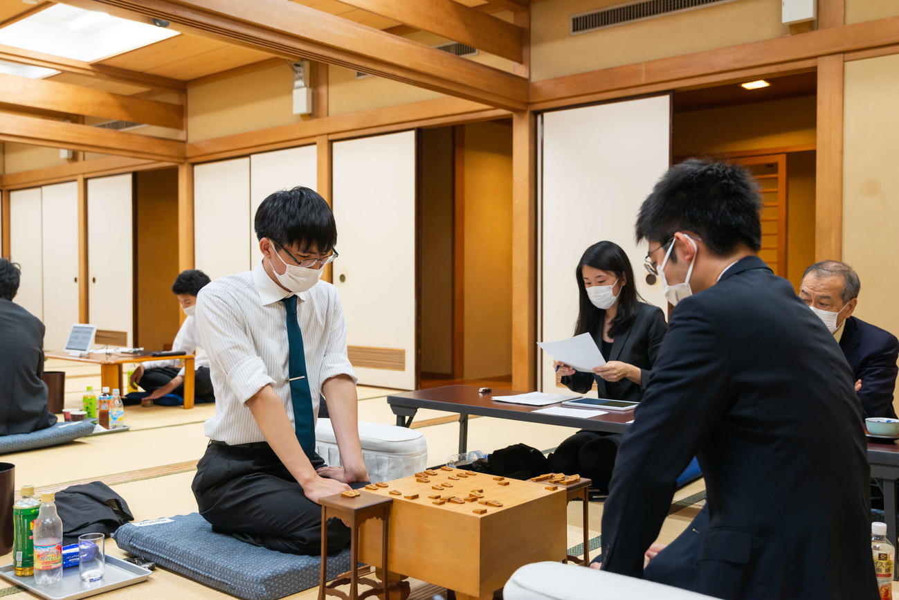 梶浦宏孝七段（右）を下して決勝3番勝負進出を果たすと同時に、在籍するフリークラスからC級2組への昇級を決めた古賀悠聖四段（左）（日本将棋連盟提供）