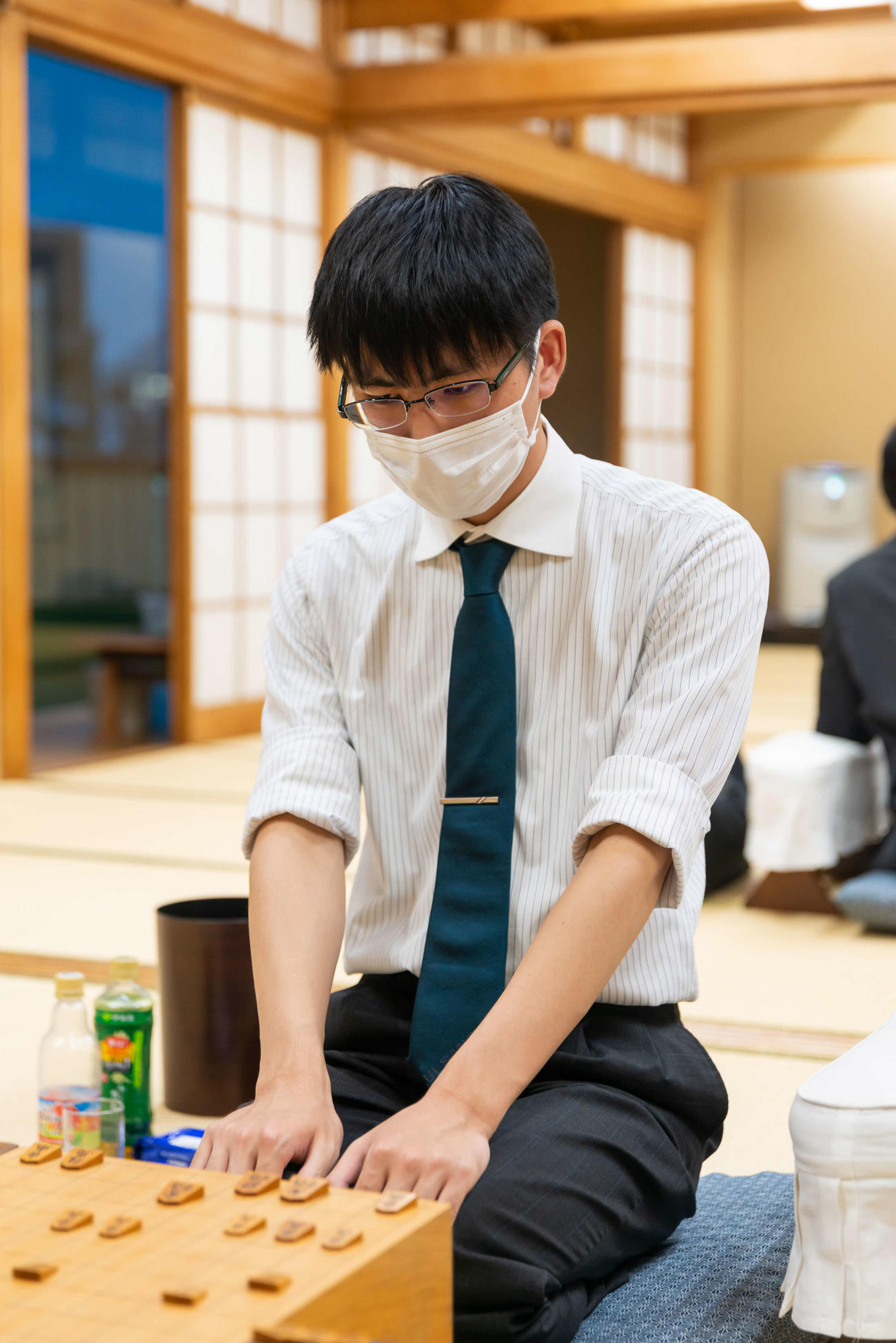 梶浦宏孝七段を下して決勝3番勝負進出を果たすと同時に、在籍するフリークラスからC級2組への昇級を決めた古賀悠聖四段（日本将棋連盟提供）