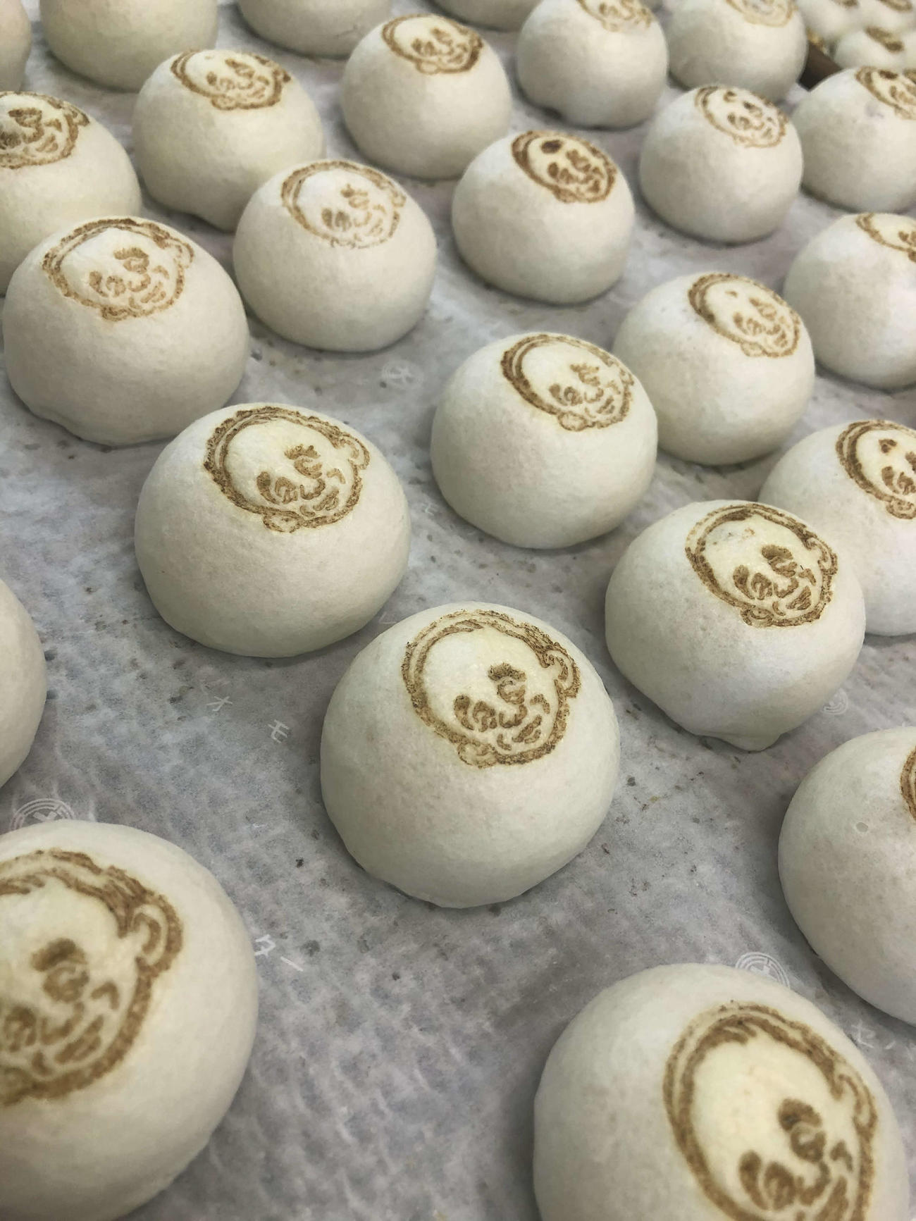 和菓子店「わかさ」の「菅さんのいっぷくまんじゅう」（同社提供）