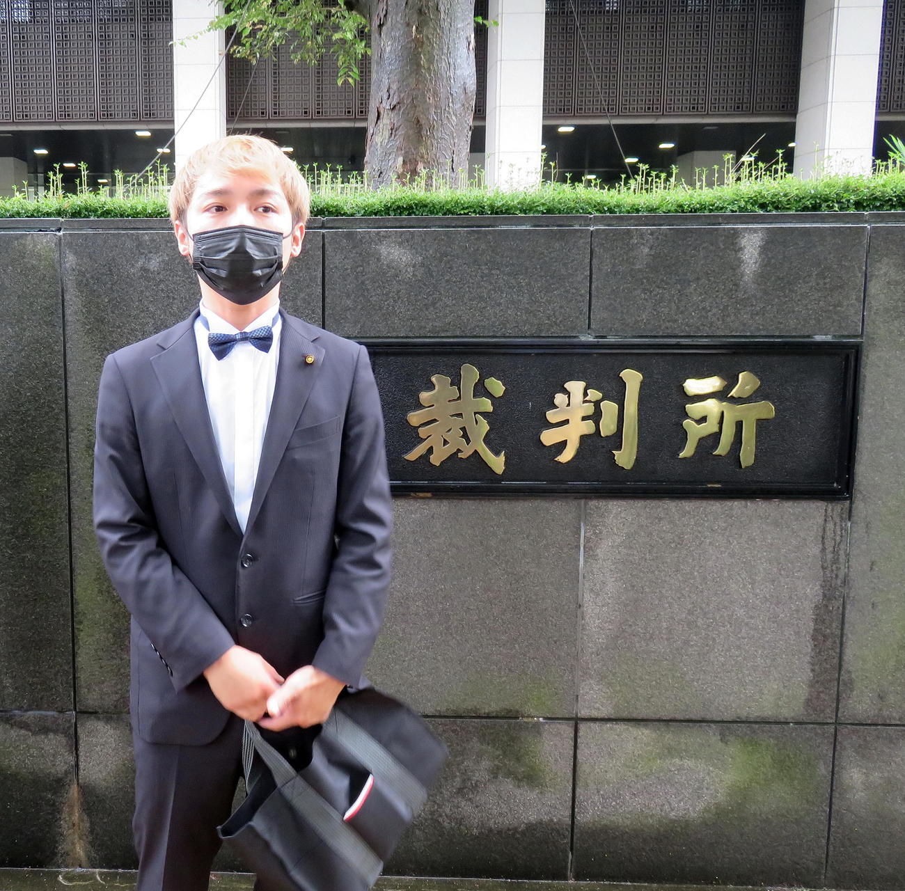 東京高等裁判所での第1回弁論を終えた戸田市のスーパークレイジー君議員（撮影・鎌田直秀）